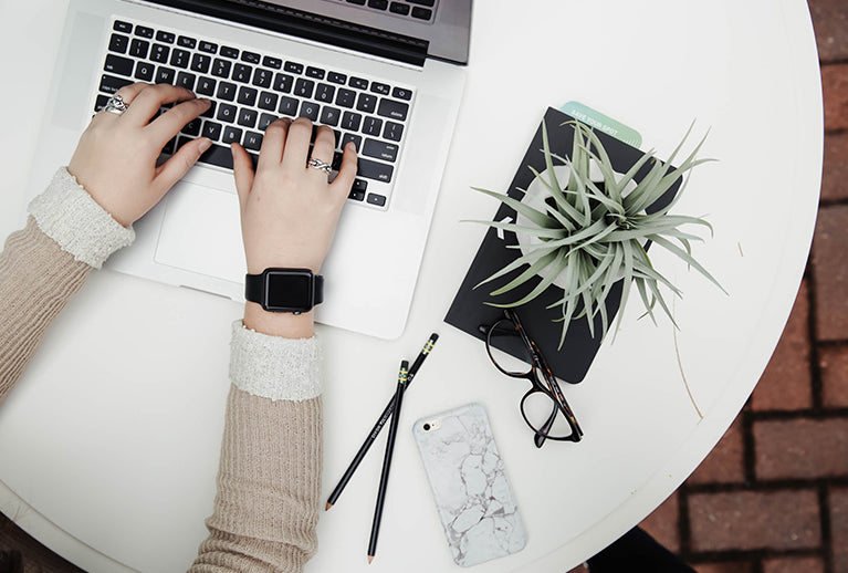 Easy Ways to Decorate Your Work Desk